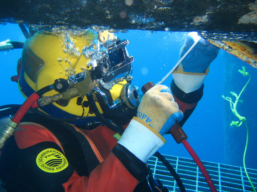 underwater-welder-goes-hot